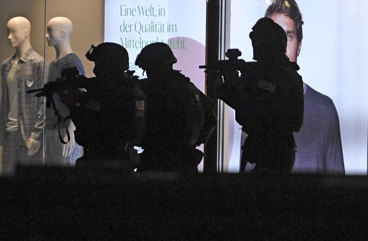 Schwerbewaffnete Polizisten sind in der Wiener Innenstadt im Einsatz. Bei einem mutmaßlichen Terroranschlag in der Wiener Innenstadt sind mehrere Menschen getötet und verletzt worden.