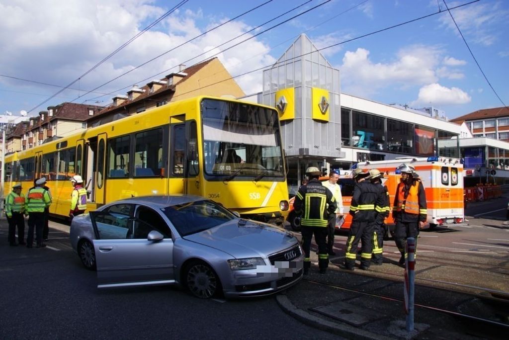 12.08.2018 In Stuttgart ist ein Pkw mit einer Stadtbahn kollidiert