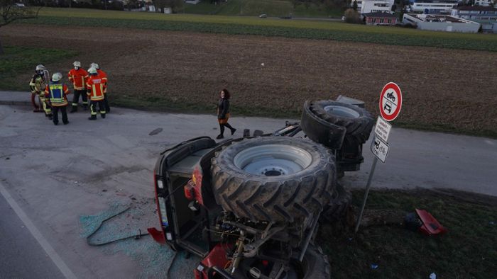 Traktor überschlägt sich bei Unfall  – zwei Leichtverletzte