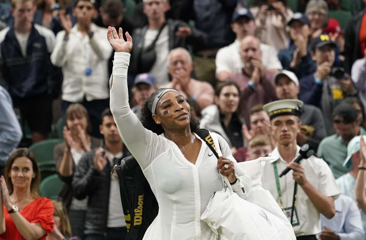 Ein trauriges Winken als Dank für Standing Ovations: Serena Williams in Wimbledon. Foto: dpa/Alberto Pezzali
