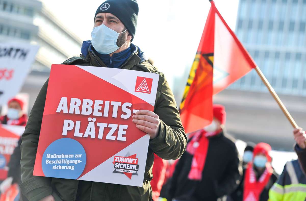 Proteste gegen Jobabbau: Die Gewerkschaft IG Metall lud am Donnerstag zur  Kundgebung in Stuttgart-Untertürkheim (Foto) ein.