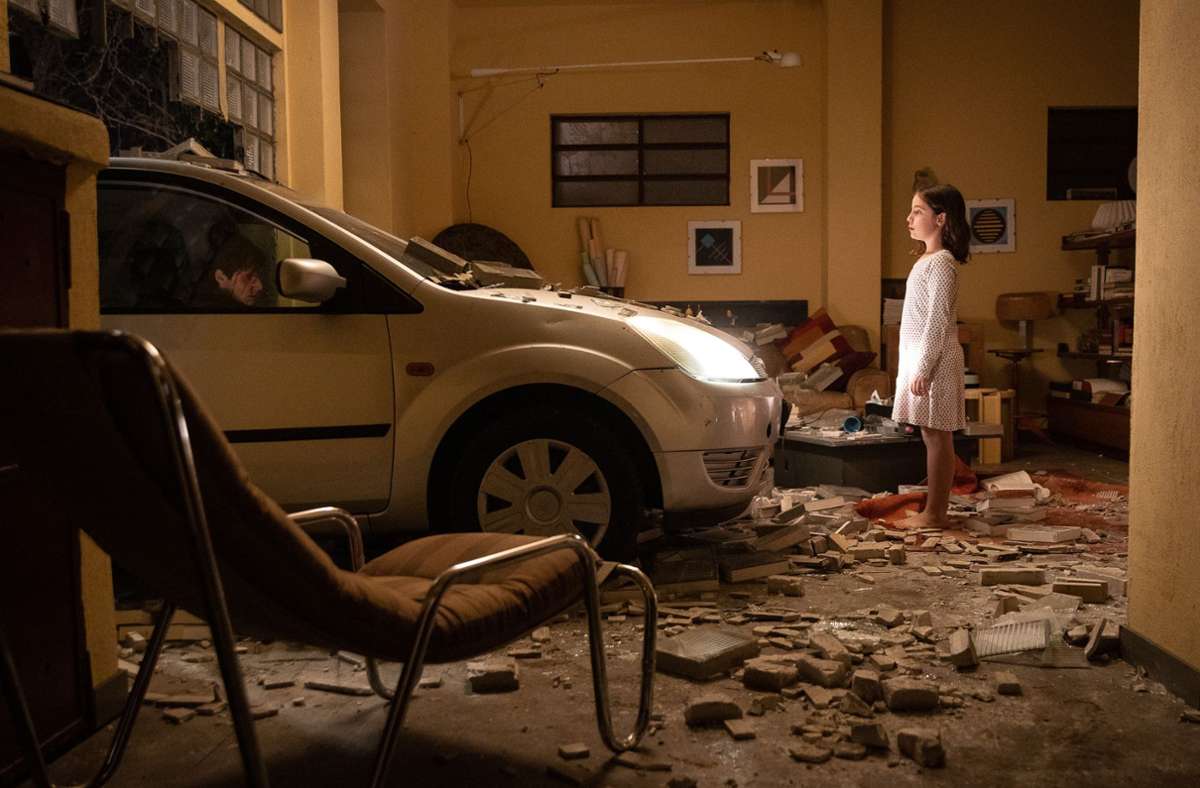 Die kleine Francesca (Chiara Abalsamo) steht im Büro ihres Vaters, das Andrea (Alessandro Sperduti) verwüstet hat.