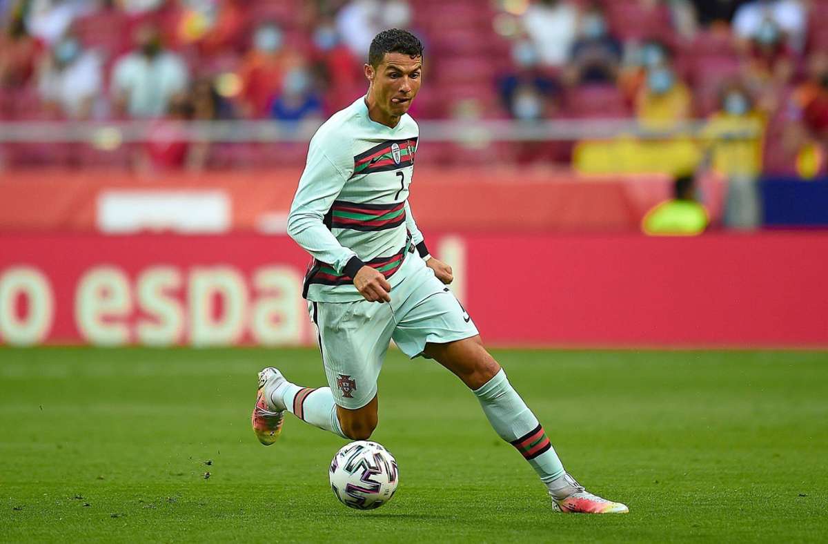 Platz 1: Der unangefochtene Spitzenreiter: Die Anhängerschaft von Portugals Superstar Cristiano Ronaldo   ist mittlerweile auf 296 Millionen angestiegen. Das bedeutet nicht nur Platz eins unter den Fußballern: Weltweit hat niemand hat mehr Follower auf Instagram.