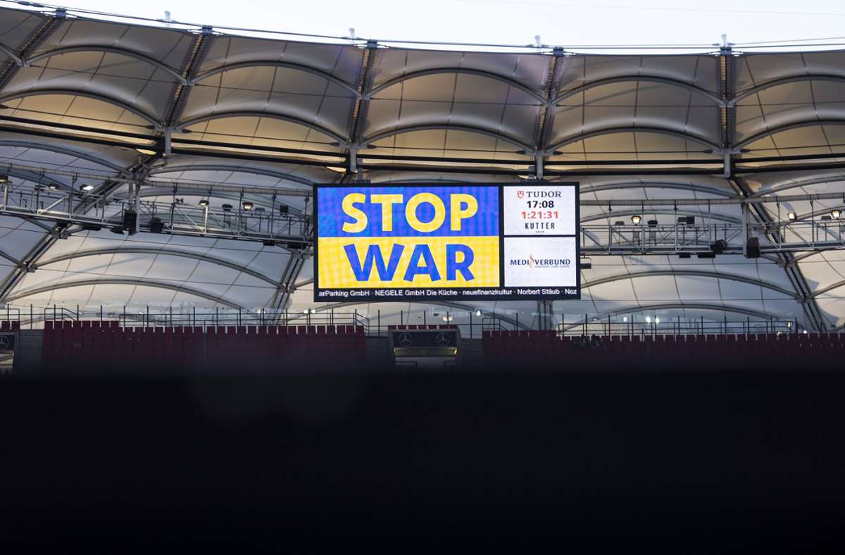  „STOP WAR“. Die Bekundung erschien   vor Spielbeginn   auf der Anzeigetafel in der Mercedes-Benz Arena.
