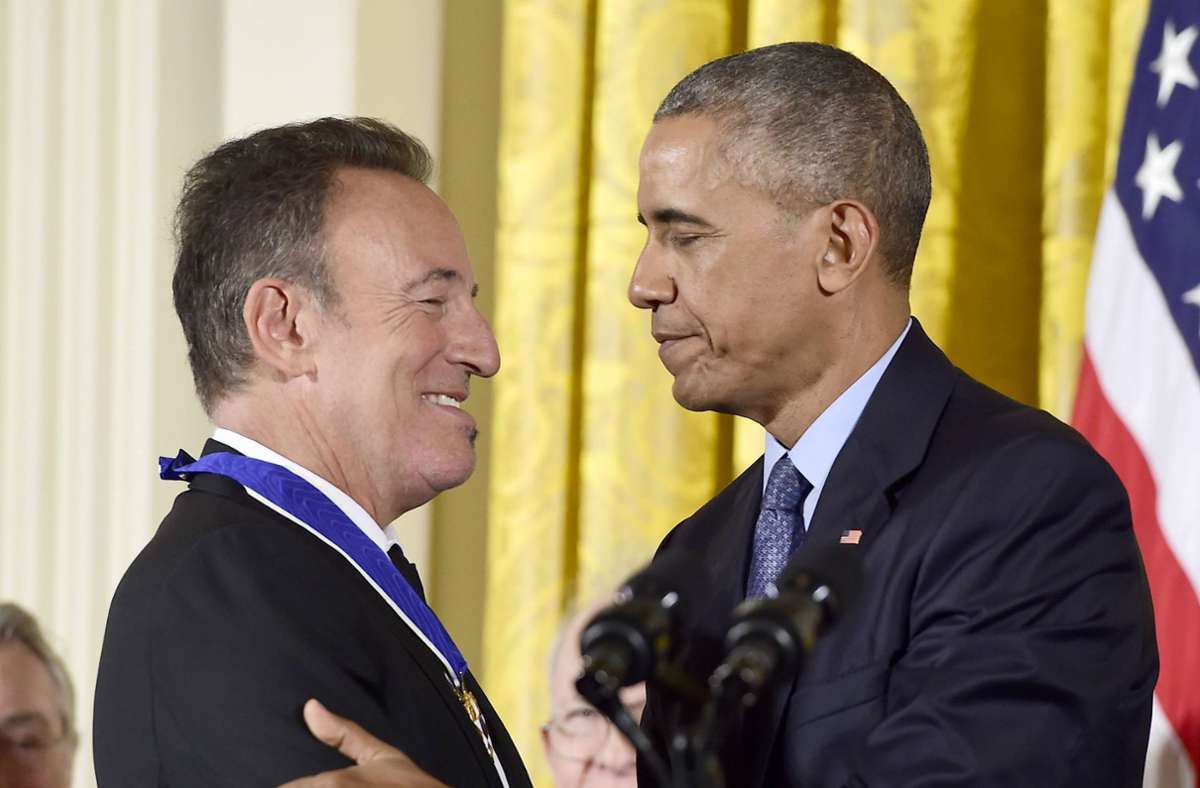 US-Präsident Barack Obama verleiht dem Rockstar Bruce Springsteen am 22. November 2016 im Weißen Haus die Medal of Freedom