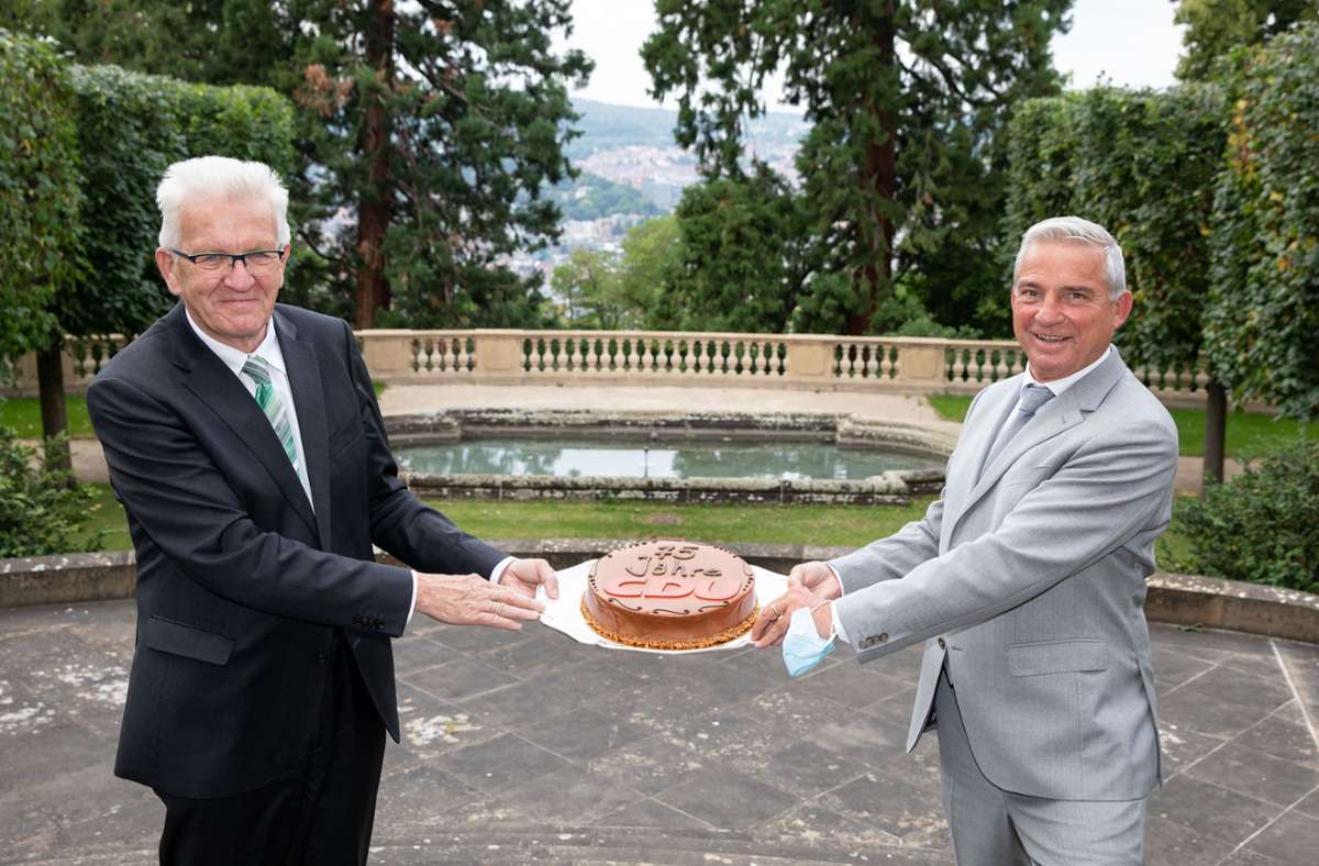 Winfried Kretschmann: Ministerpräsident gratuliert CDUmit einer Torte zum Geburtstag