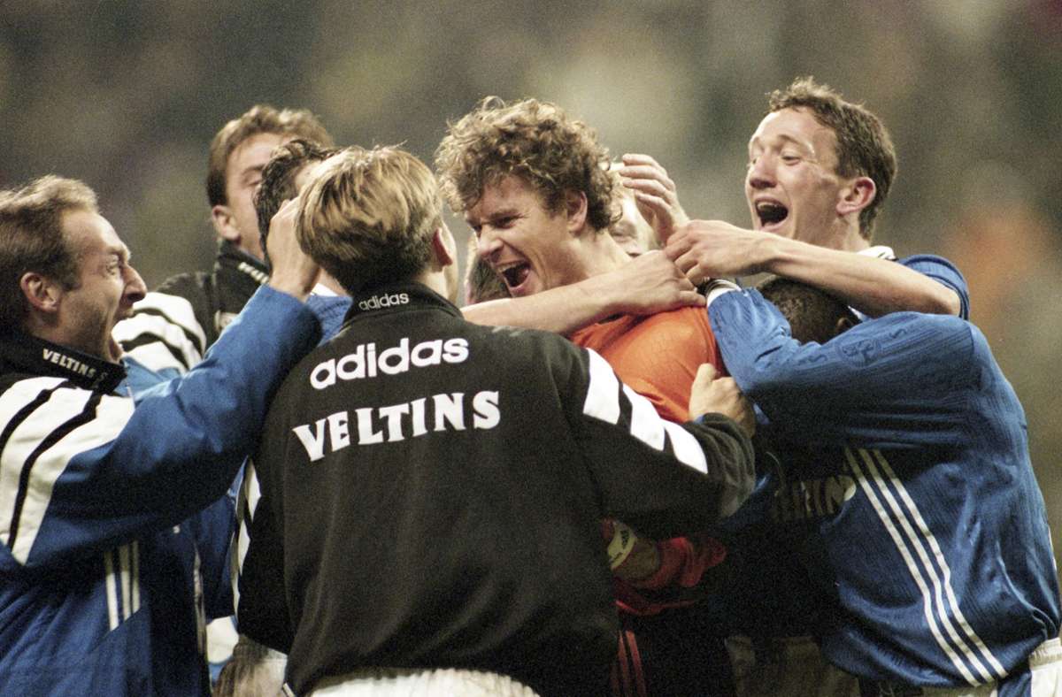 Jens Lehmann war am 20. Spieltag der Saison 1997/98 der erste Bundesliga-Torwart, der aus dem Spiel heraus traf. Ausgerechnet im Revier-Derby gegen Borussia Dortmund gelang dem damaligen Schalker per Kopf und in letzter Sekunde der 2:2-Ausgleichstreffer. Die Fans der Königsblauen forderten fortan lautstark: „Lehmann in den Sturm!“