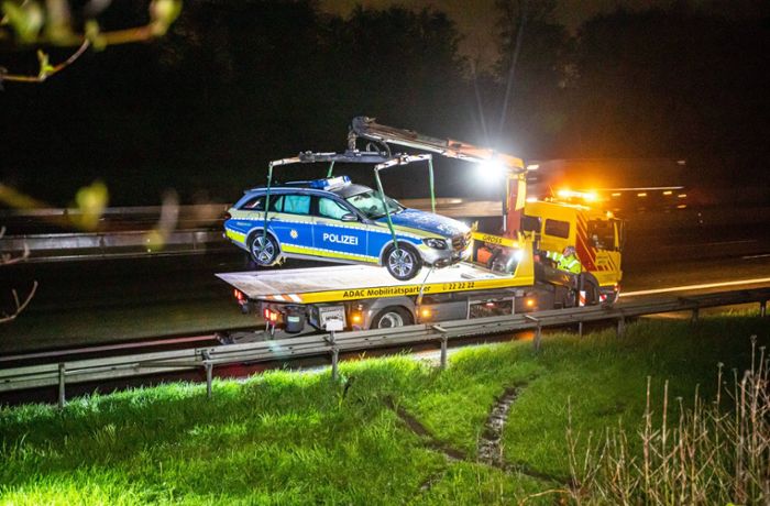 Unfall auf der A8 bei Stuttgart: Streifenwagen kommt von der Straße ab – Polizist verletzt