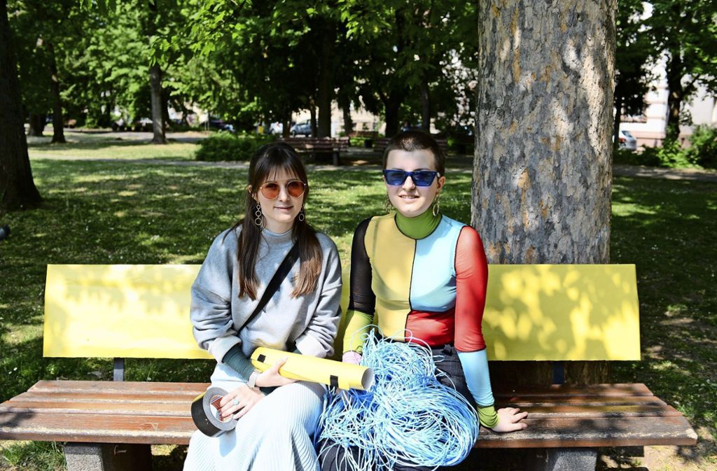Architekturprojekt zweier Studentinnen im Kurpark: Gelbe Bänke und verhüllte Statuen