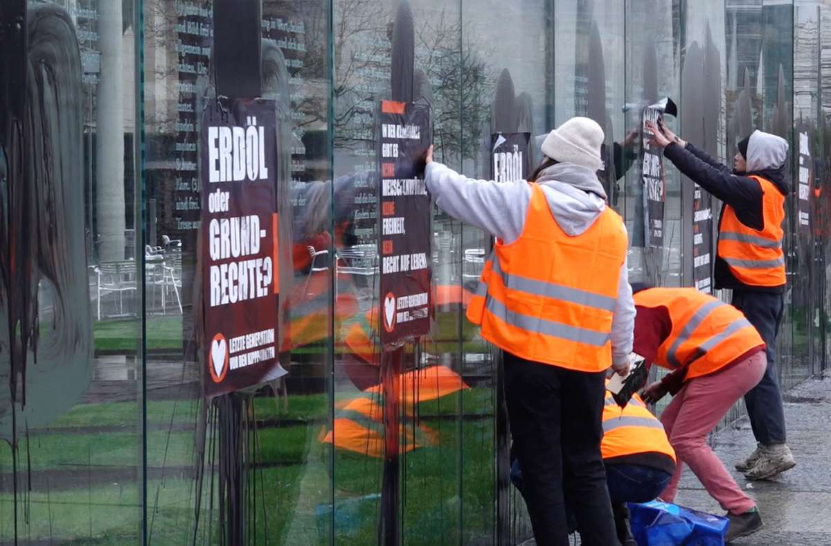 Berlin: Klimaschutz-Aktivisten beschmieren Denkmal im Regierungsviertel