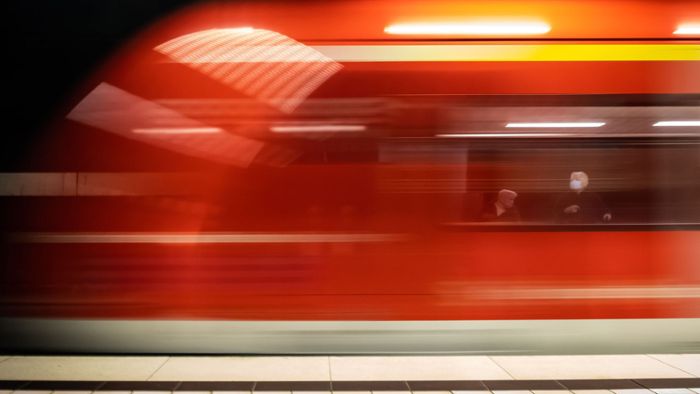Unbekannte rasten in S-Bahn aus und werfen Fahrrad auf Frau