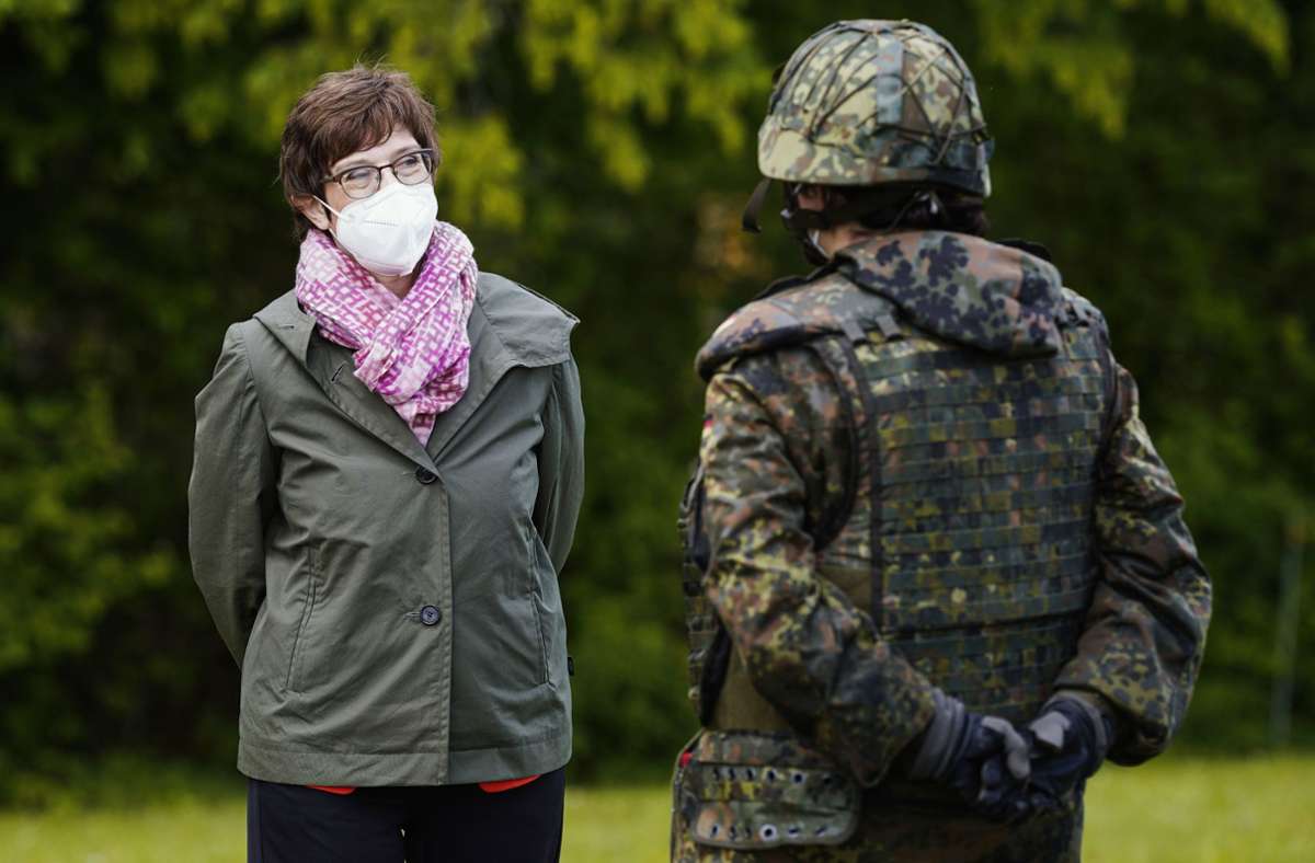 Verteidigungsministerin Annegret Kramp-Karrenbauer bei einem Truppenbesuch in Bruchsal. Foto: dpa/Uwe Anspach