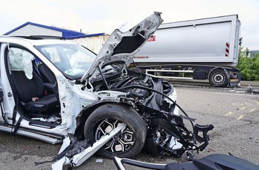 Ein Schaden von 60 000 Euro entstand laut Polizei beim  Unfall im Hedelfinger Hafen.  Die Front des BMW ist stark deformiert. Foto: Andreas Rosar
