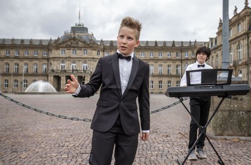 Nathan singt vor dem Neuen Schloss, begleitet von Pavel am Klavier. Foto: Lichtgut/Leif Piechowski