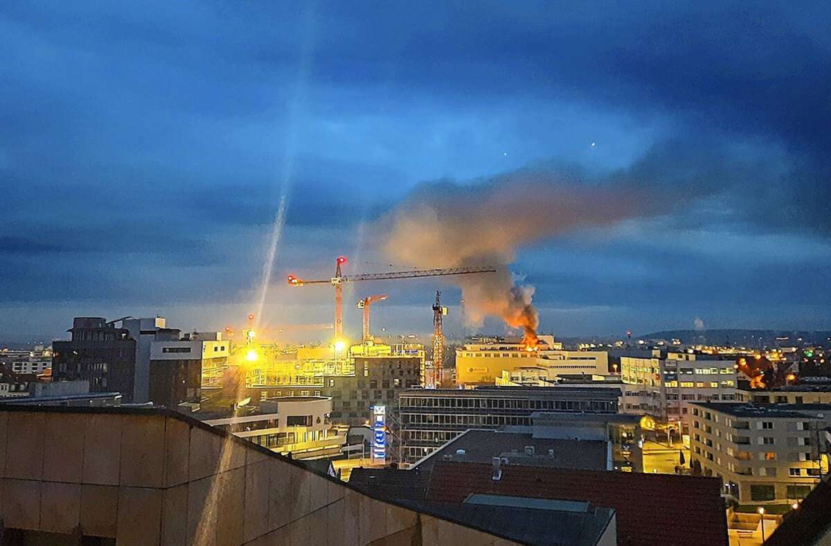 Großeinsatz in der Böblinger Unterstadt: Dachwohnung auf Möbelgebäude steht in Flammen