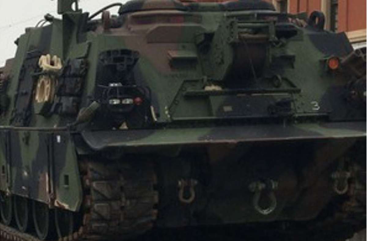 Nato-Einheiten in Ludwigsburg: Zug transportiert Panzer gen Osten