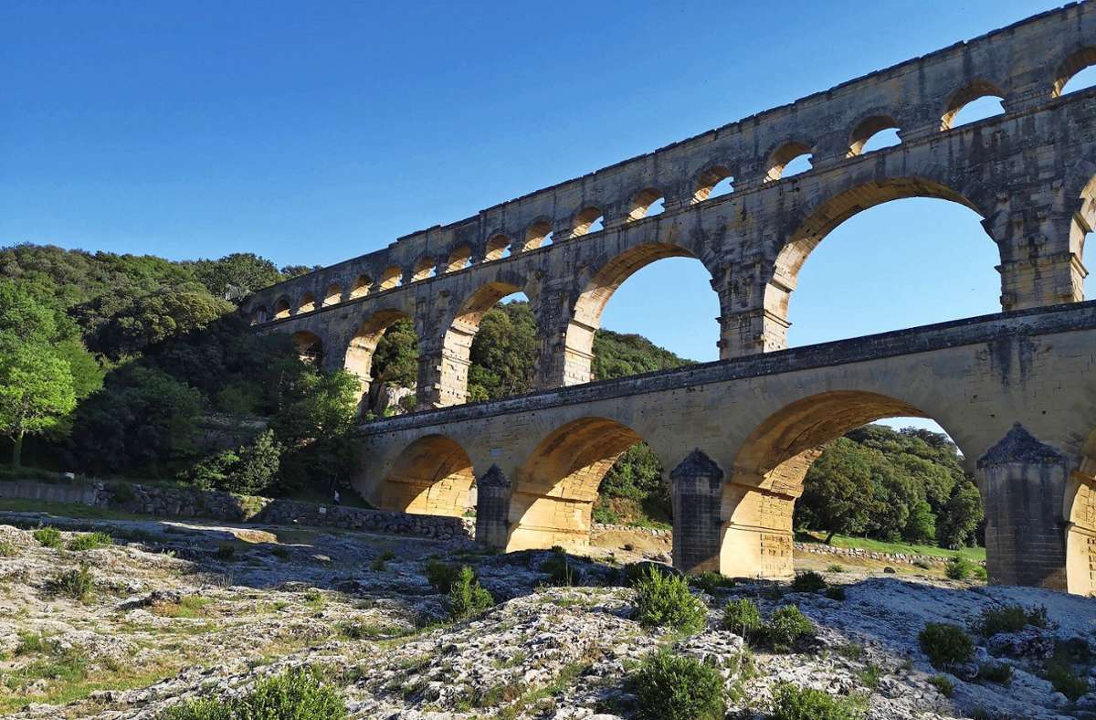 Das Aquädukt von Nîmes wird von der berühmten Pont du Gard gekrönt.
