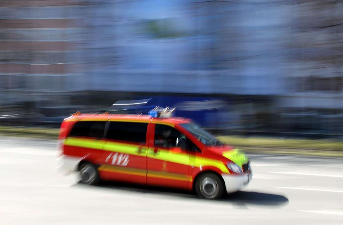 Feuerwehrkräfte hatten bei den Löscharbeiten in Dauchingen die tote Frau entdeckt. (Symbolbild) Foto: dpa/Stephan Jansen