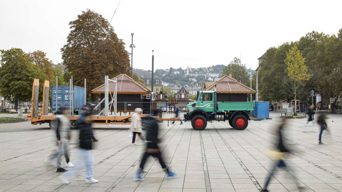 Stuttgarter Schlossplatz: Der Aufbau für den  25. Wintertraum hat begonnen
