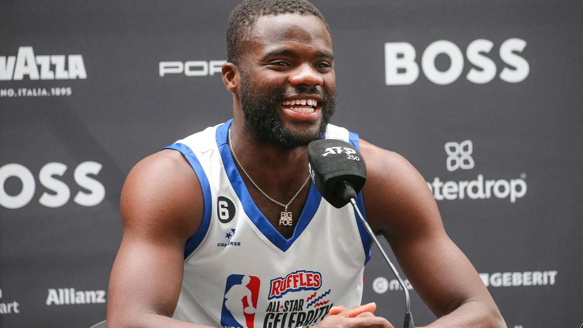 Boss Open in Stuttgart: Im Basketball-Jersey: Tiafoe witzelt bei Pressekonferenz