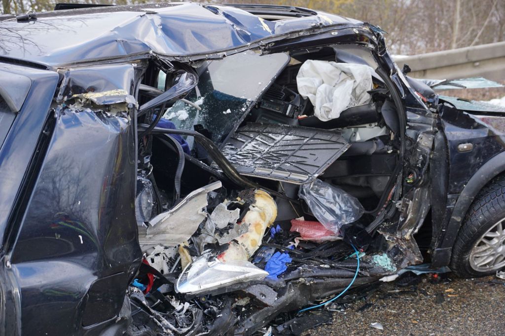 Ein 22-jähriger  Autofahrer wurde beim Überholen bei Laichingen lebensgefährlich verletzt.