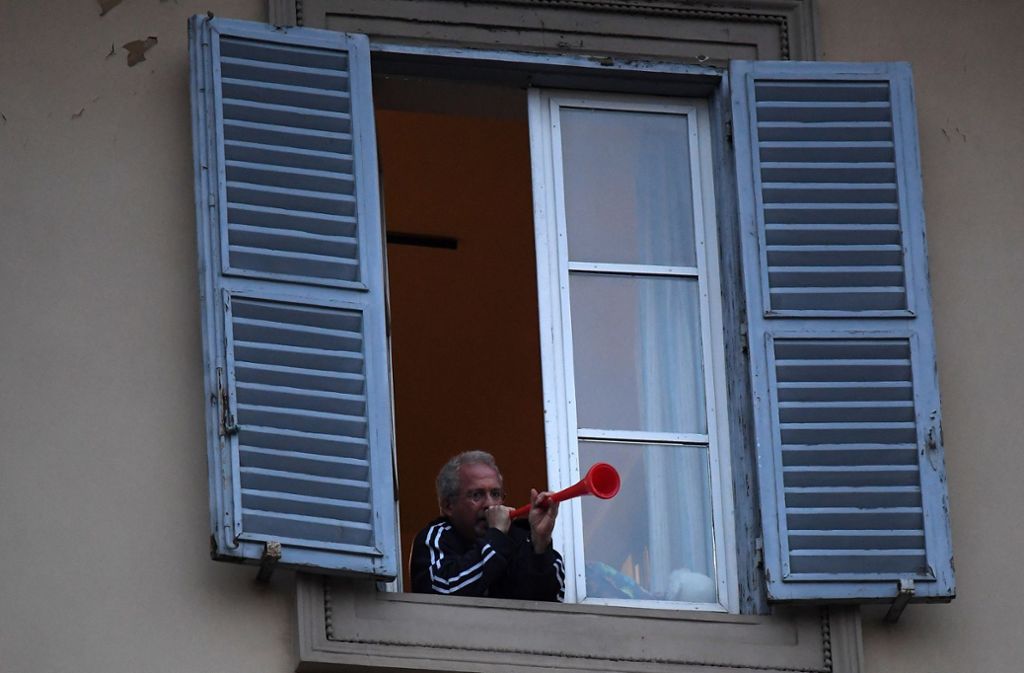 Flashmob wegen Coronavirus: Italiener musizieren an Fenstern und auf Balkonen gegen Stille auf den Straßen