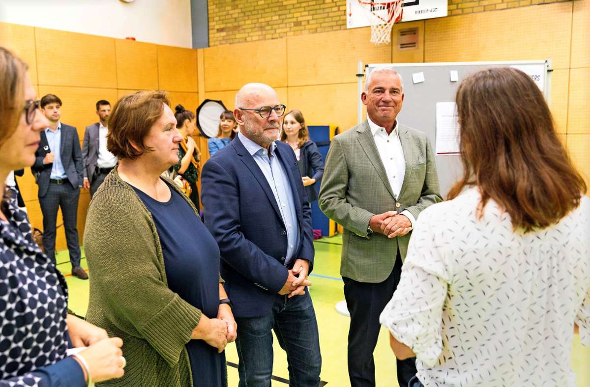 Ministerbesuch an Stuttgarter Schule: Zahl der Elterntaxis soll bis 2030 halbiert werden
