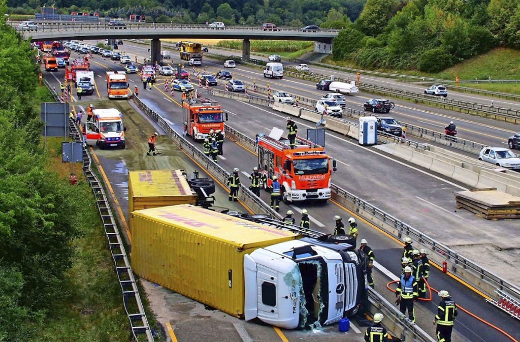 Stuttgart Kilometerlanger Stau nach Unfall im  Baustellenbereich bei Möhringen: Stau nach Lkw-Unfall auf der A 8