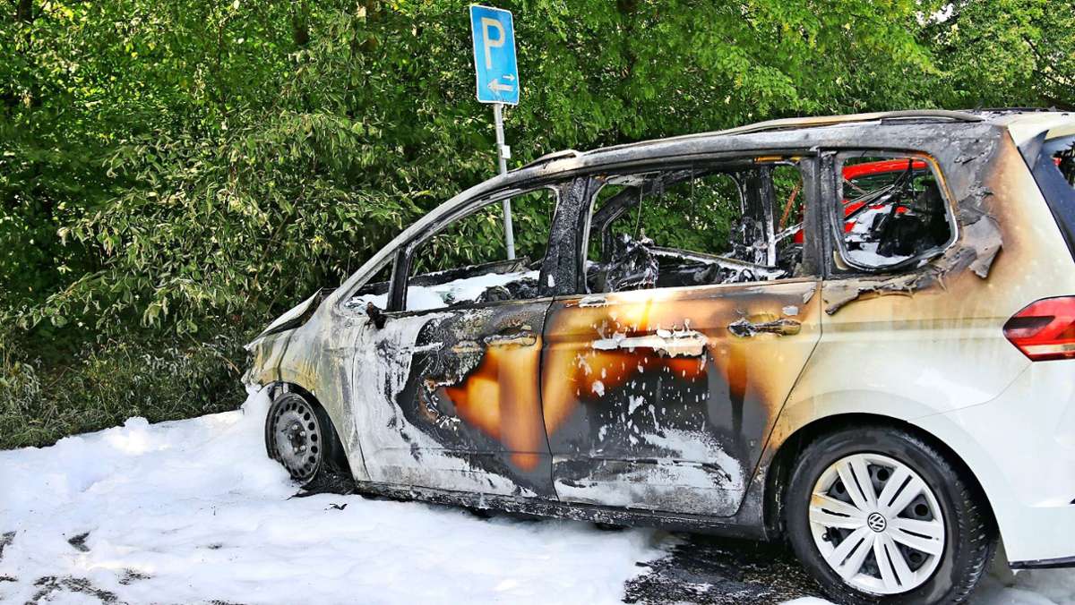 Brandstiftung in Kernen?: Auto auf Parkplatz in Flammen – Kripo ermittelt