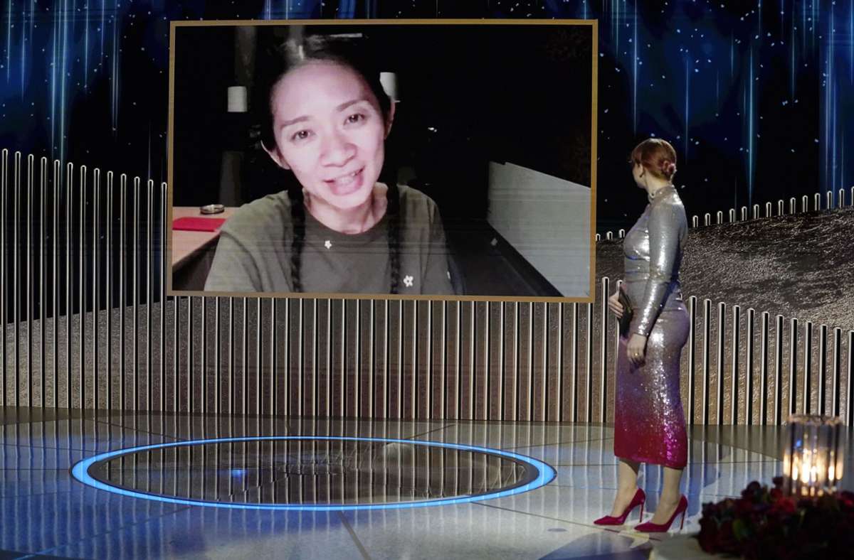 Die Regisseurin Chloé Zhao bedankt sich in einer Schalte  für die Auszeichnungen für ihren  Film „Nomadland“, während die Laudatorin Bryce Dallas Howard in New York auf der Bühne steht.