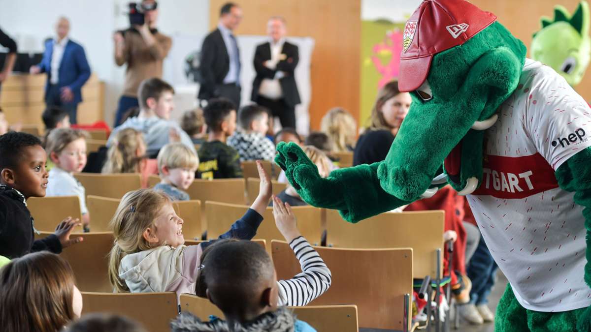 VfB-Besuch im Rathaus: Spielenachmittag mit Fritzle und VfB-Spieler