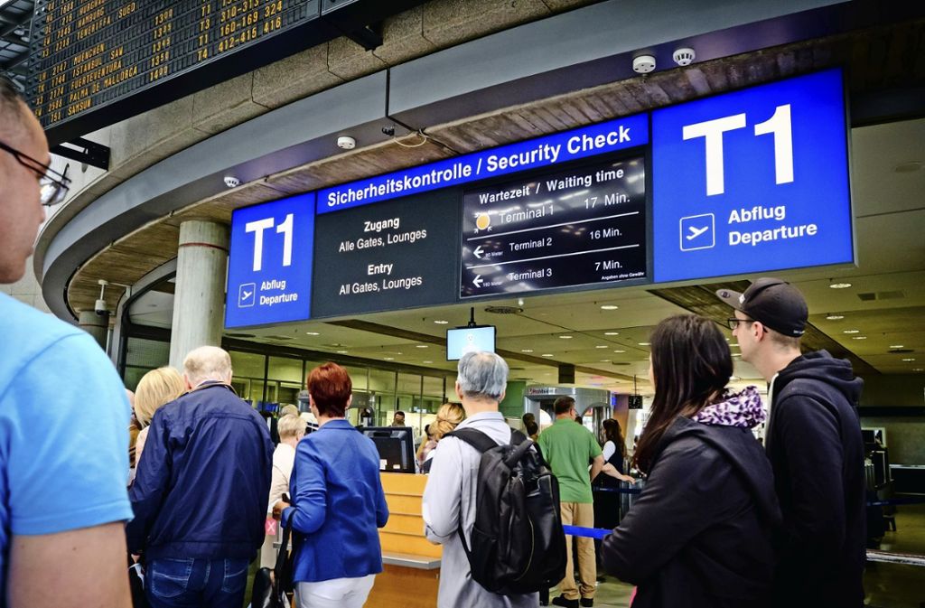 Einige Passagiere sitzen bis Montag in Stuttgart fest – Betrunkener fiel Sicherheitskräften schon beim Einchecken auf: Airline ermittelt intern gegen Co-Piloten