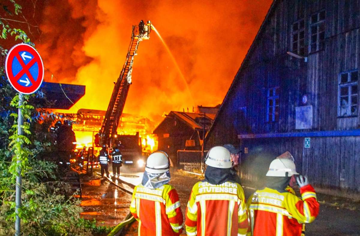 Unwetter in Weingarten: Blitzeinschlag setzt Lagerhalle in Brand – Häuser evakuiert