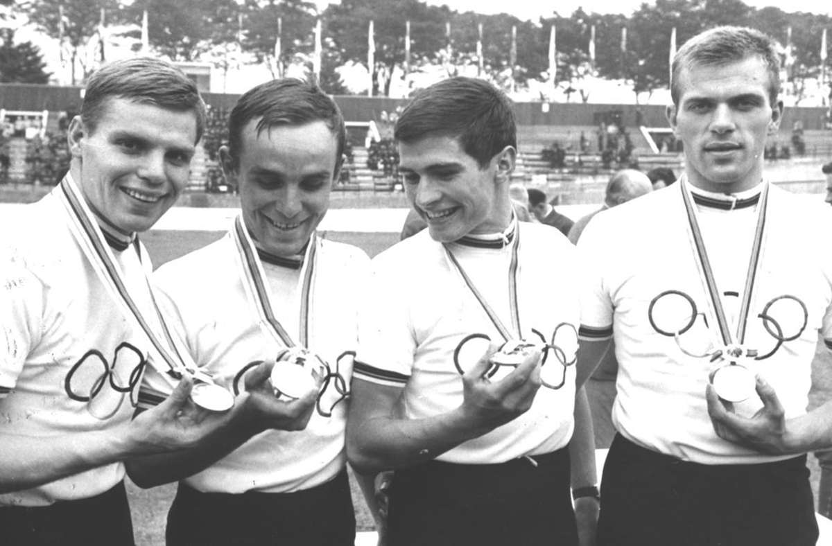 Karl Link (Zweiter von rechts) nach der Medaillenübergabe.