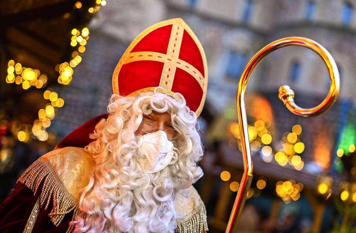 Nikolaus in Stuttgart: Mit Maske und Bischofsstab – der Nikolaus bleibt vor der Tür