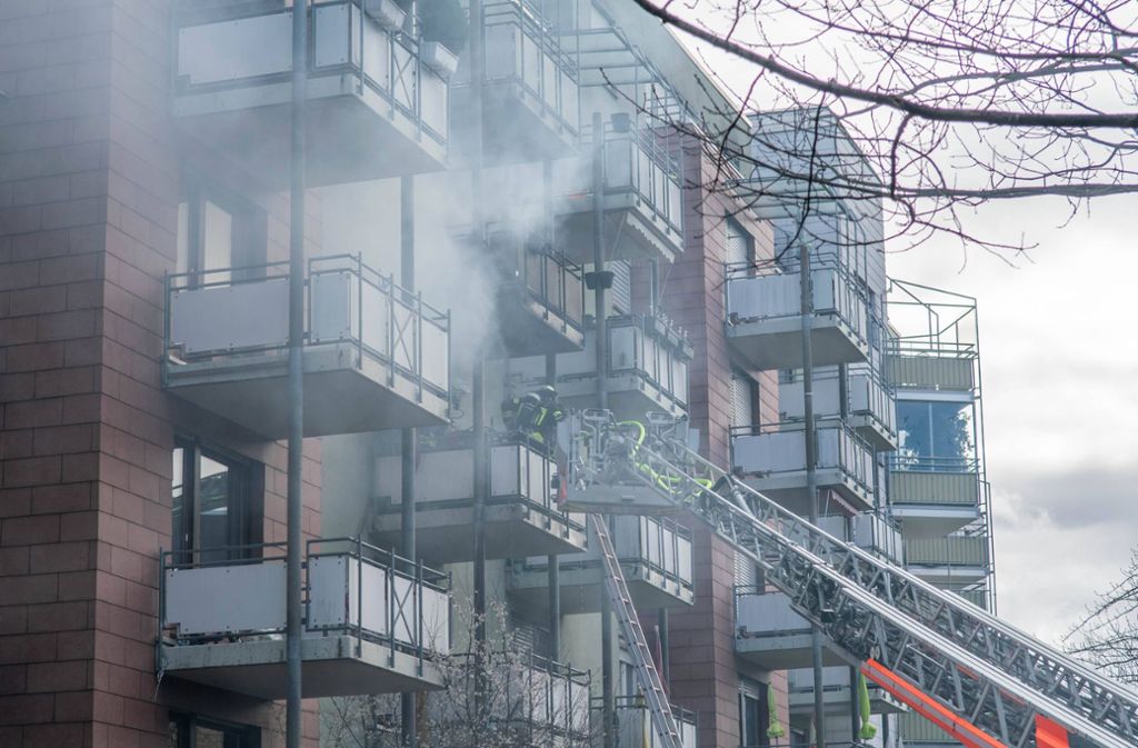 Brand in Stuttgart-Weilimdorf: Die Feuerwehr rettet eine Bewohnerin vom Hausdach