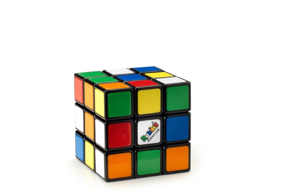 Doch auch außerhalb der Uni erfreute sich der kunterbunte Würfel schnell großer Beliebtheit. 1976 meldete Rubik seine Erfindung in Ungarn als Patent an. 1977 schaffte es das erste Exemplar nach Großbritannien, zwei Jahre später sicherte sich eine US-Firma die Rechte für den weltweiten Verkauf. Im Juni 1980 kam der Zauberwürfel auch in Deutschland auf den Markt, wo er schnell zum Kultobjekt wurde.