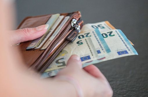 Viele Menschen haben Sorgen beim Blick in den Geldbeutel. Foto: IMAGO/K. Schmitt