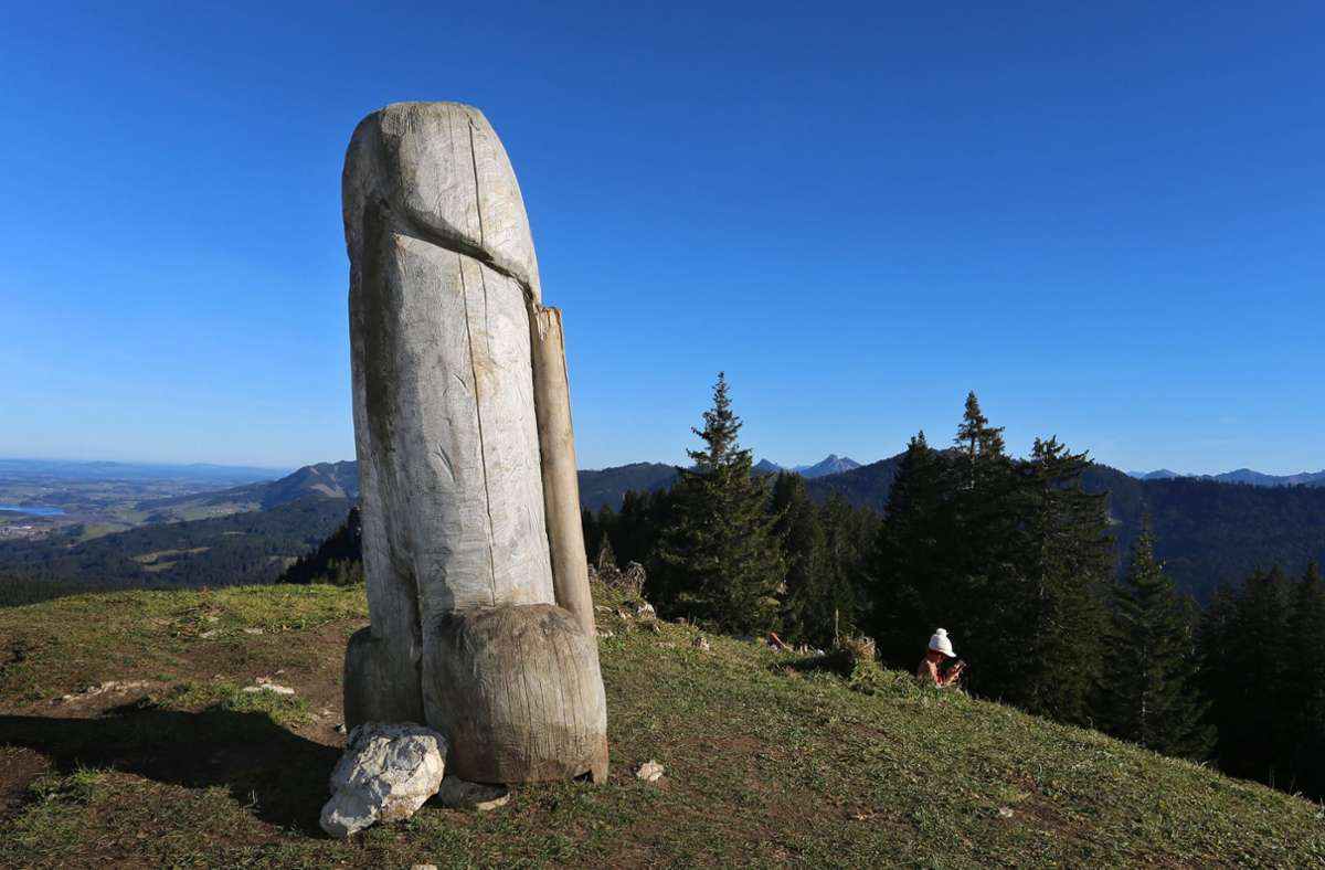 Penis-Skulptur im Allgäu: Holzphallus –  Schluss mit lustig