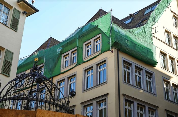 Maroder Graf-Eberhard-Bau in Stuttgart: Netze müssen Fußgänger vor fallenden Dachziegeln schützen