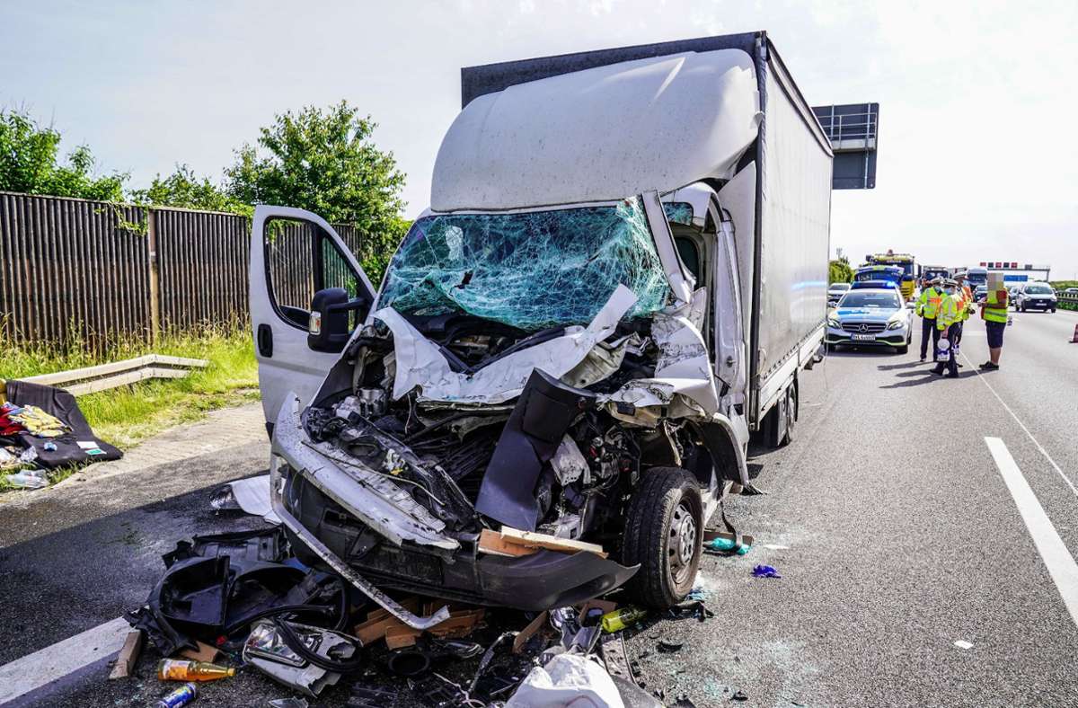 Unfall auf A8  bei Plieningen: Autobahn nach schwerem Lkw-Unfall kurzzeitig voll gesperrt