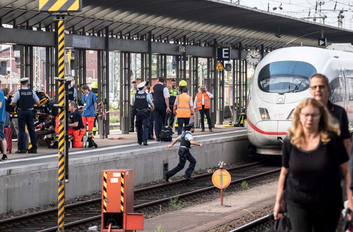 Gleisattacke am Frankfurter Hauptbahnhof: Mutter und Sohn vor  ICE gestoßen – Täter muss in die Psychiatrie