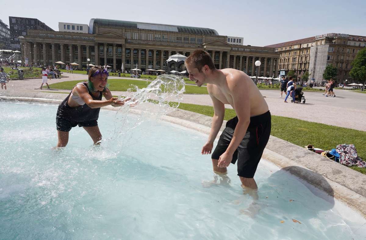 Erfrischung im Brunnen auf dem Schlossplatz. Wir haben die Bilder zum Sommerwochenende in Stuttgart. Klicken Sie sich durch die Galerie!