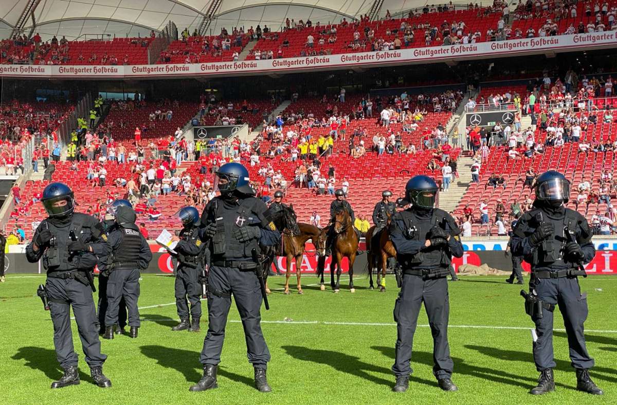 Die Polizei musste das Treiben einigermaßen unter Kontrolle halten. Sie hielt die gegnerischen Fans aus Köln davon ab, ebenfalls den Rasen zu stürmen.