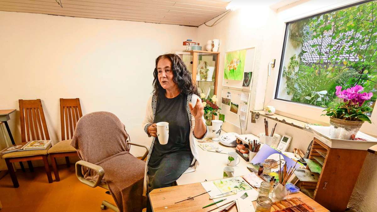 Regine Bear erklärt in ihrer Sachsenheimer Werkstatt, worauf es in der Porzellanmalerei ankommt.