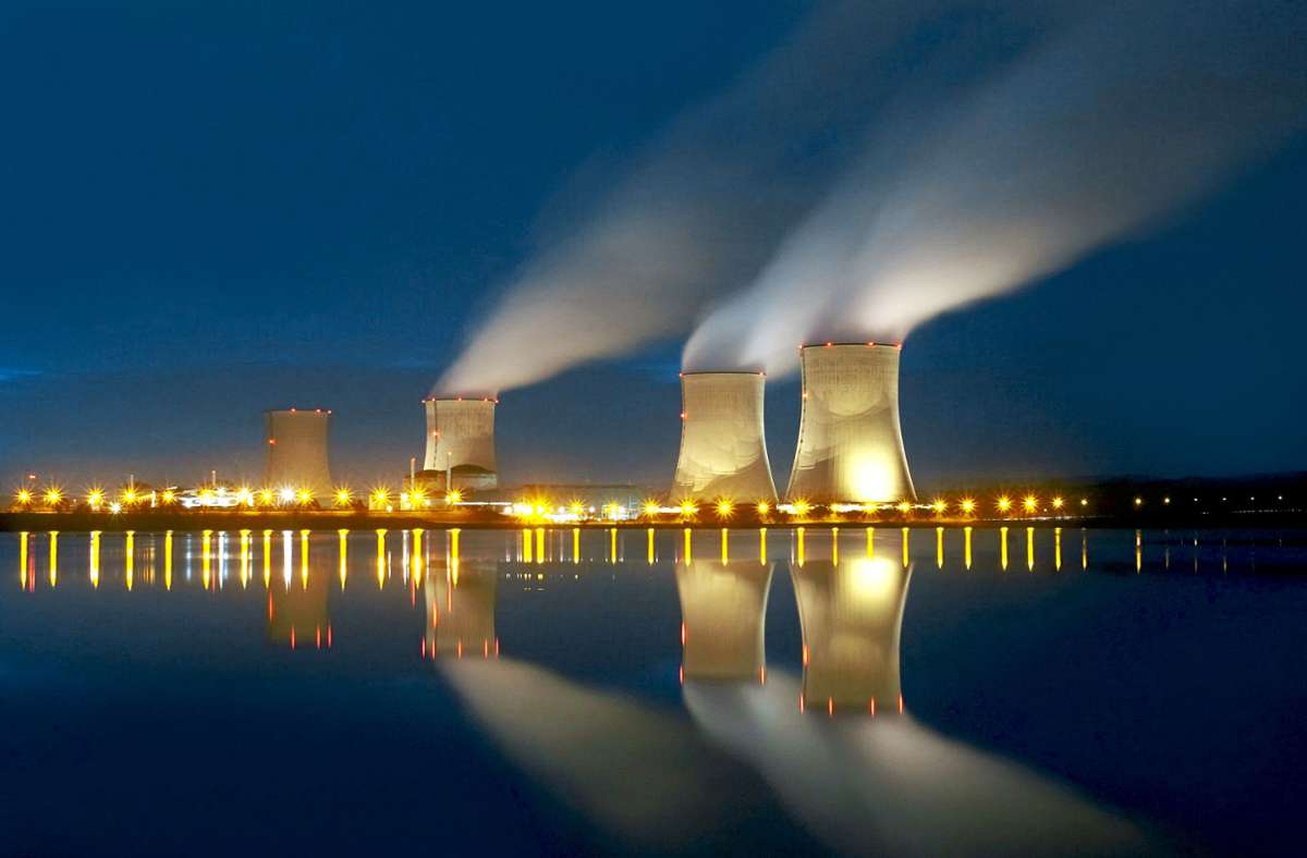 Kernkraftwerke bleiben länger am Netz: Was steckt hinter Frankreichs Atom-Strategie?
