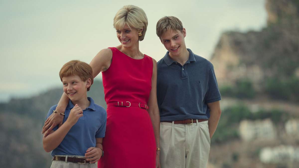 Fflyn Edwards (links) als Prinz Harry und Rufus Kampa (rechts)  als Prinz William. Elisabeth Debicki spielt Prinzessin Diana.
