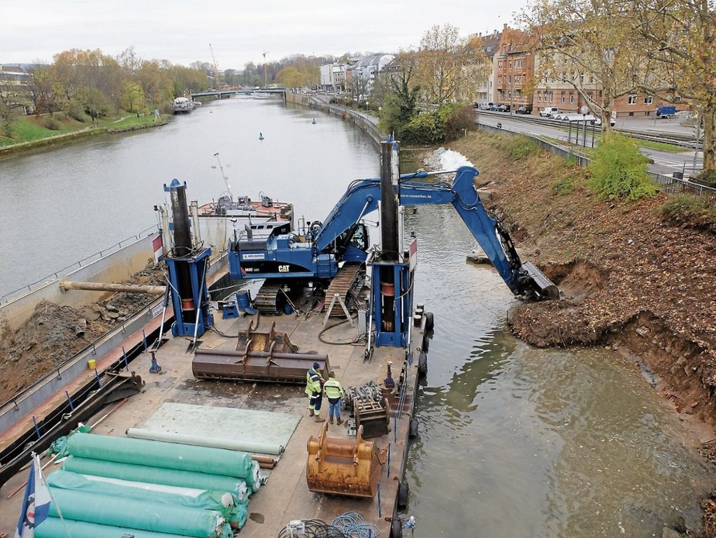 BAD CANNSTATT:  Abschnitt des Neckarufers wird für 350 000 Euro saniert: Schwimmende Baustelle