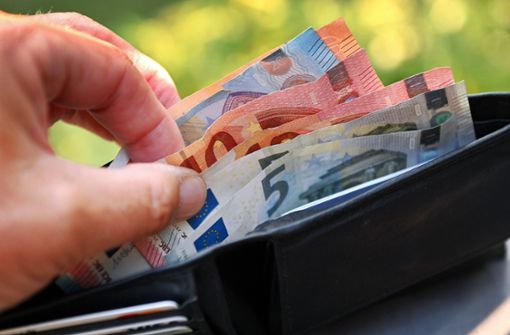 Wie lang reicht das Geld im Portemonnaie? Foto: IMAGO/Sven Simon/IMAGO/Frank Hoermann/SVEN SIMON