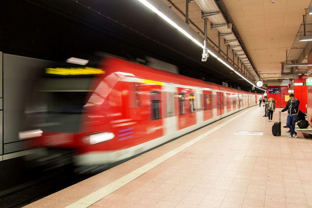 Jugendlicher in Stuttgart von S-Bahn am Kopf gestreift